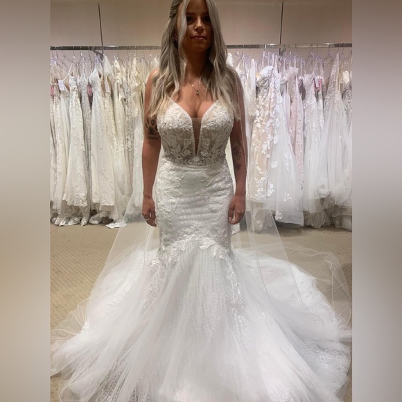 Essense of Australia Wedding Dress - Picture 2 of 7